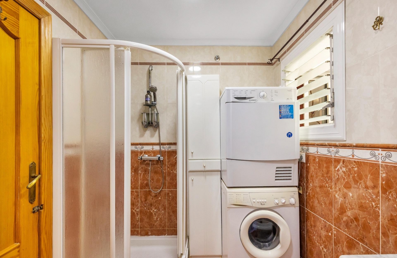 Resale - Apartment - Torrevieja - Paseo maritimo