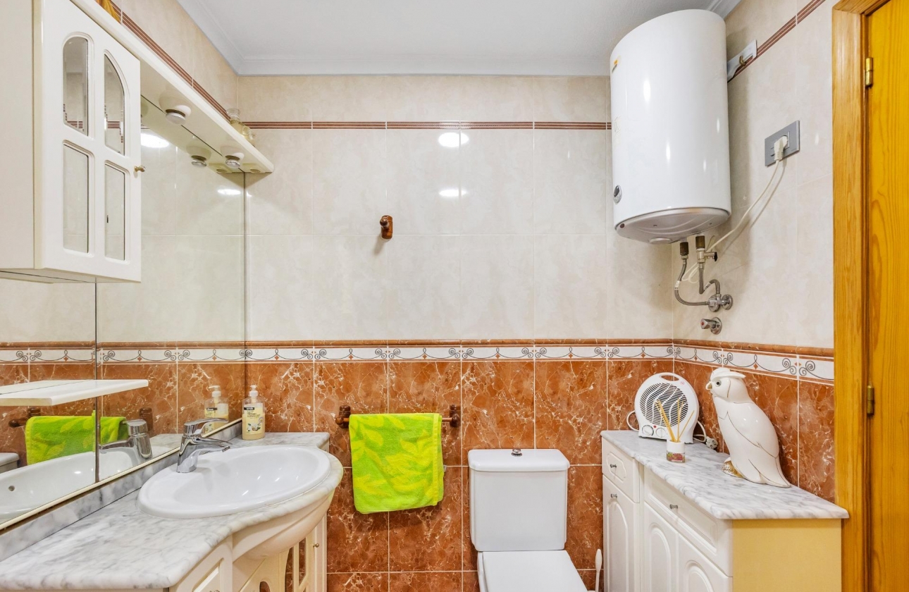 Resale - Apartment - Torrevieja - Paseo maritimo