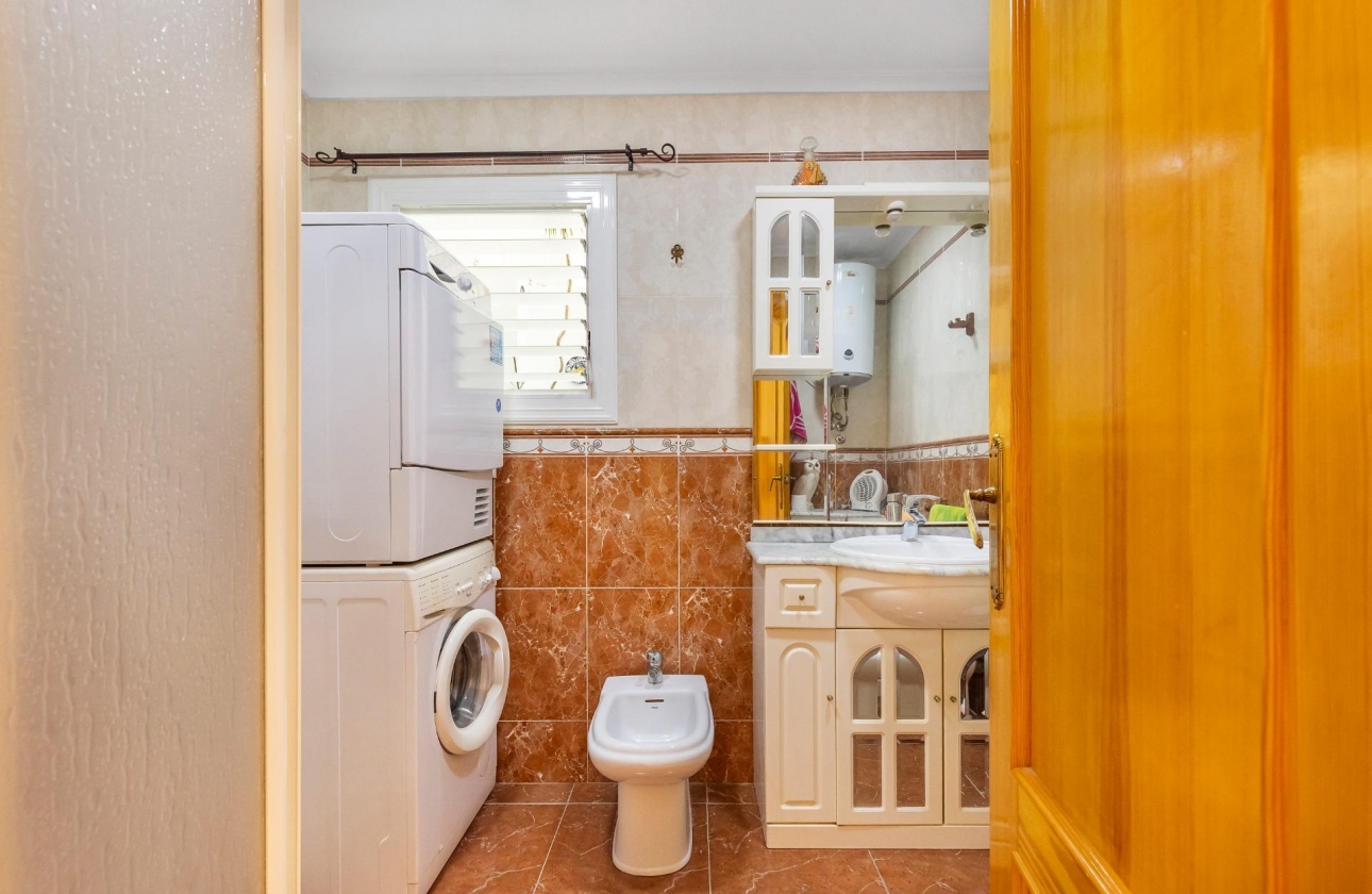 Resale - Apartment - Torrevieja - Paseo maritimo