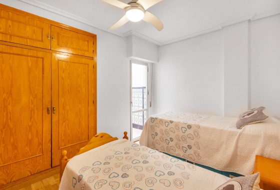 Resale - Apartment - Torrevieja - Paseo maritimo