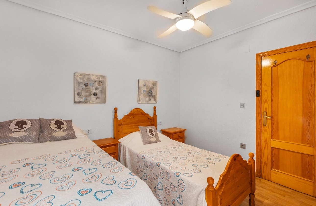 Resale - Apartment - Torrevieja - Paseo maritimo