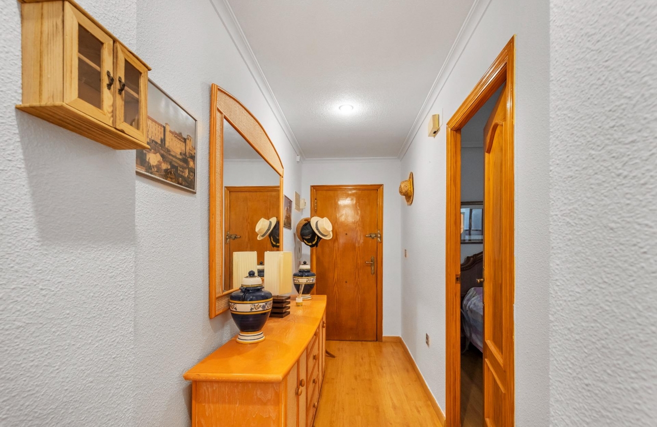 Resale - Apartment - Torrevieja - Paseo maritimo