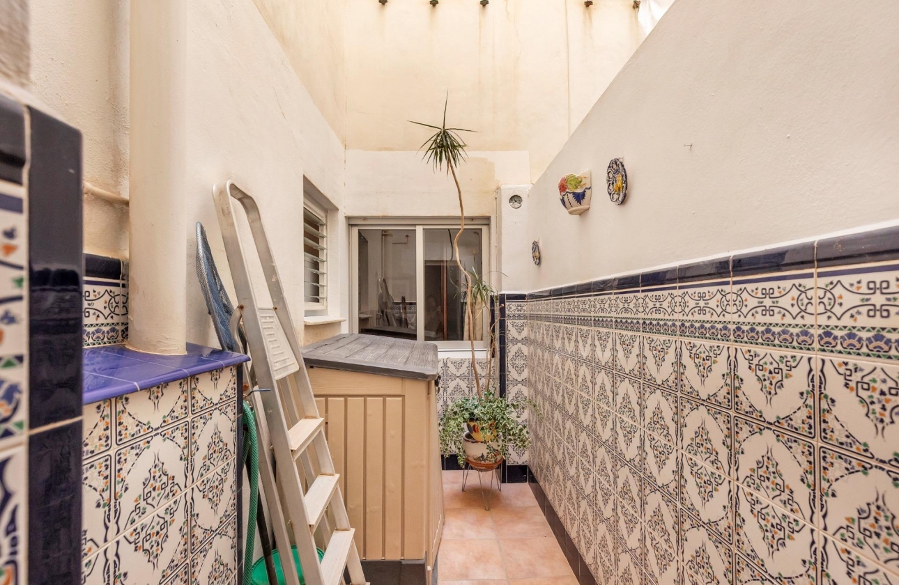 Resale - Apartment - Torrevieja - Paseo maritimo