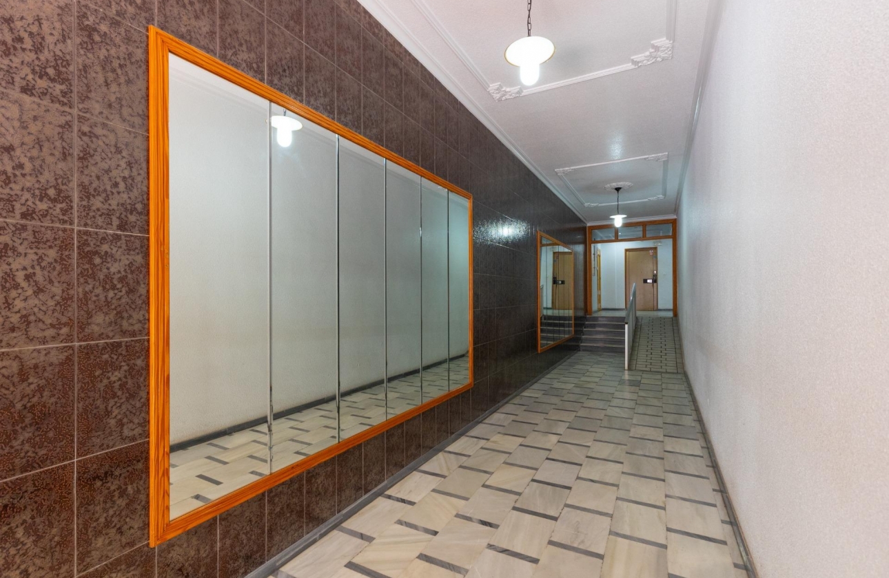 Resale - Apartment - Torrevieja - Paseo maritimo