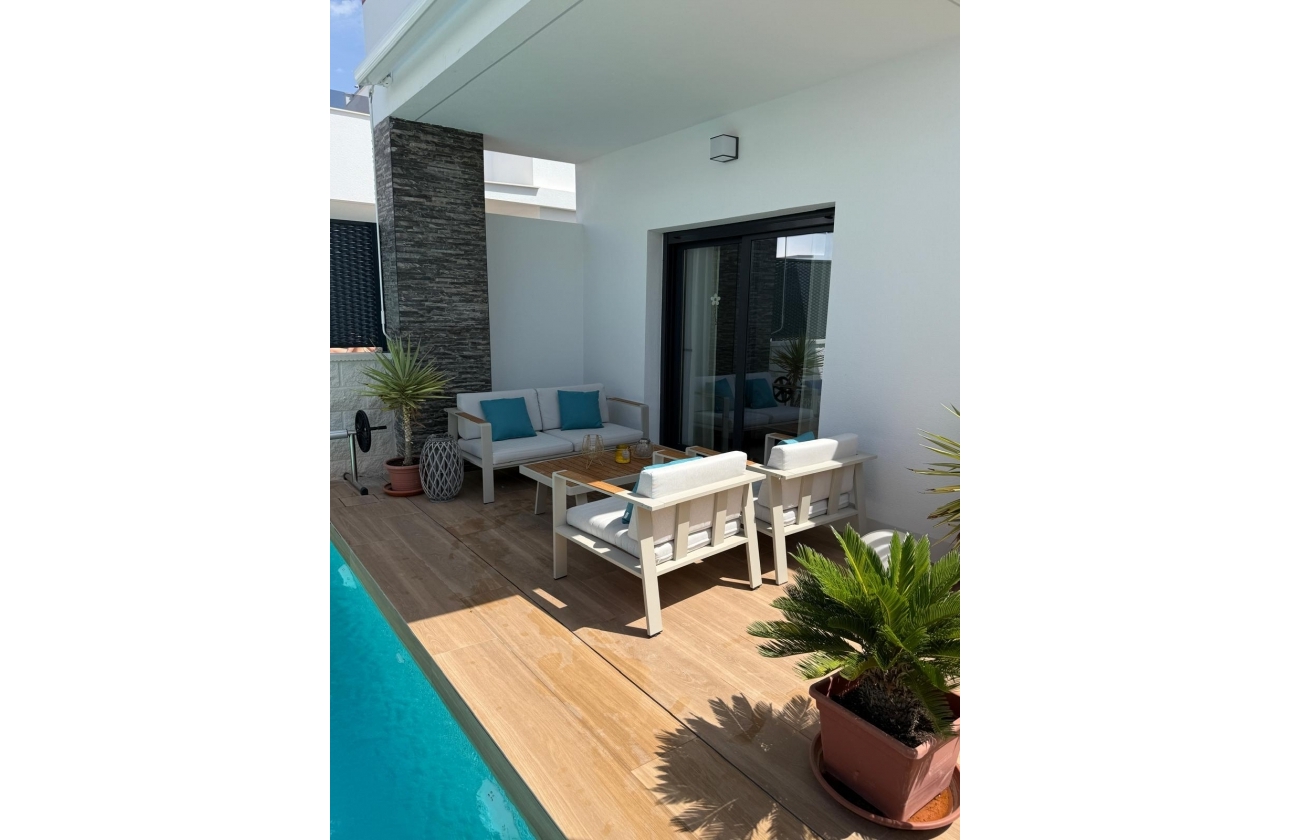 Resale - Villa - Orihuela Costa - Vistabella Golf