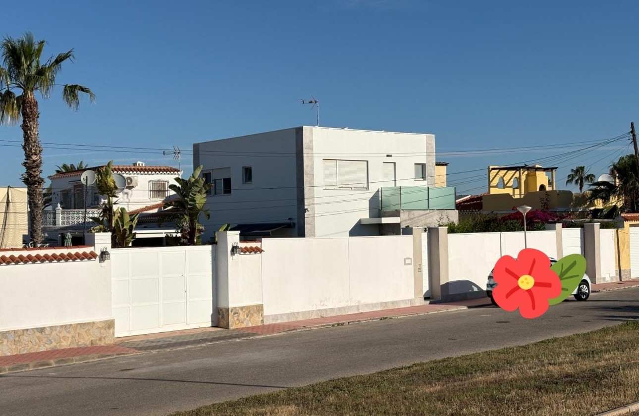 Resale - Villa - Torrevieja - La Siesta - El Salado -  Torreta