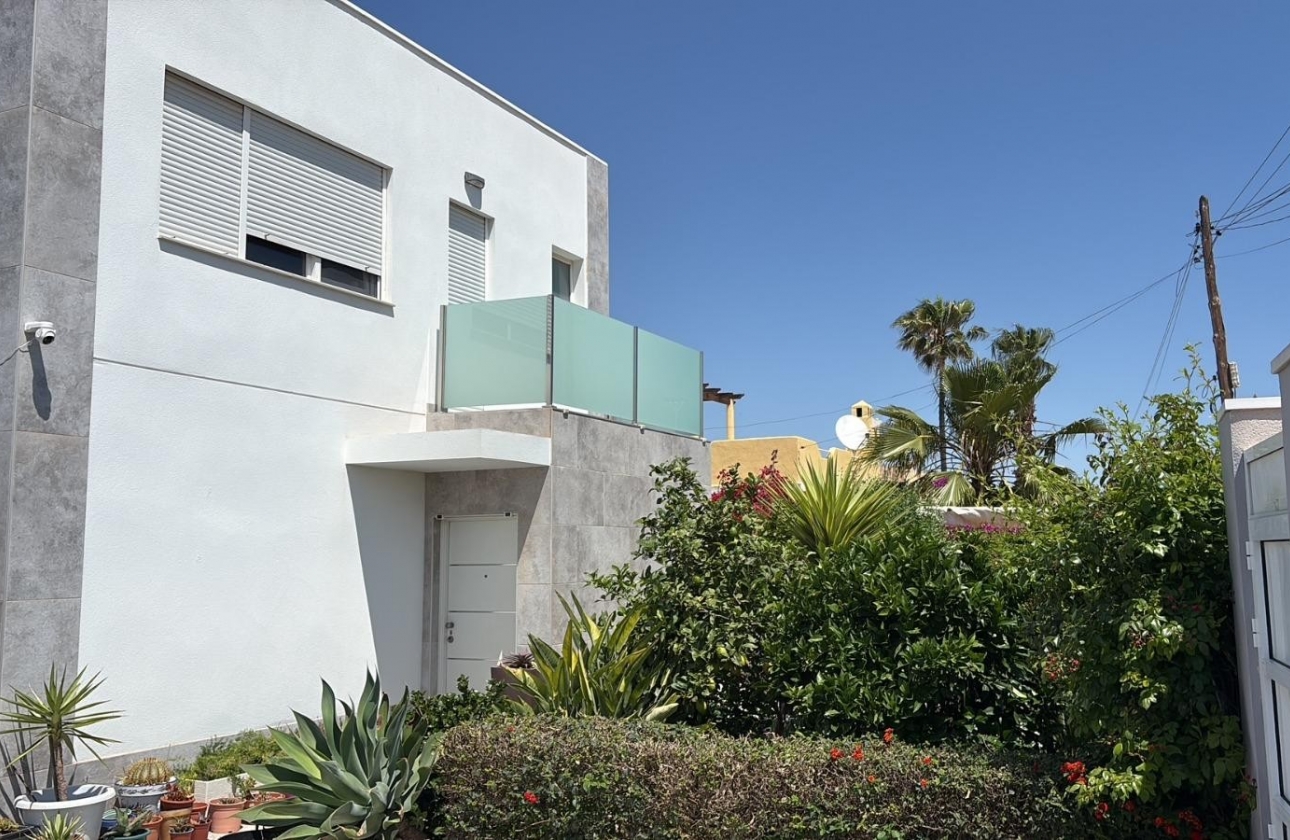 Resale - Villa - Torrevieja - La Siesta - El Salado -  Torreta