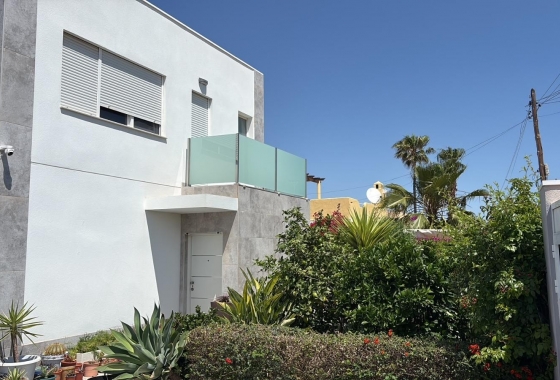 Resale - Villa - Torrevieja - La Siesta - El Salado -  Torreta
