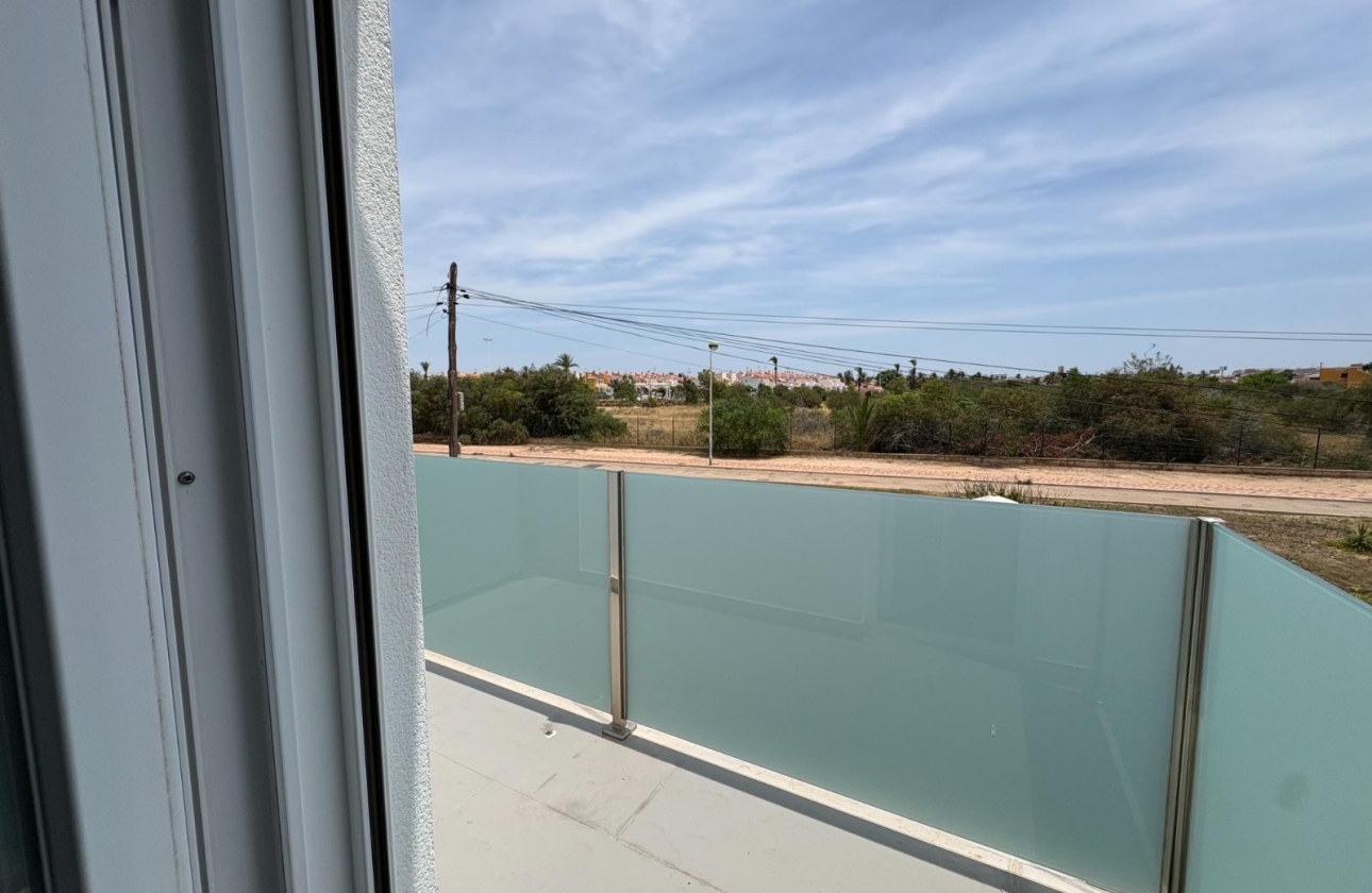 Resale - Villa - Torrevieja - La Siesta - El Salado -  Torreta