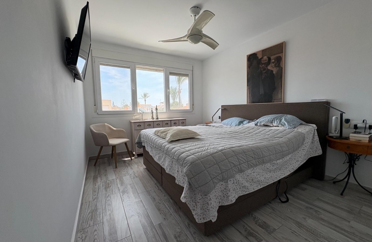 Resale - Villa - Torrevieja - La Siesta - El Salado -  Torreta