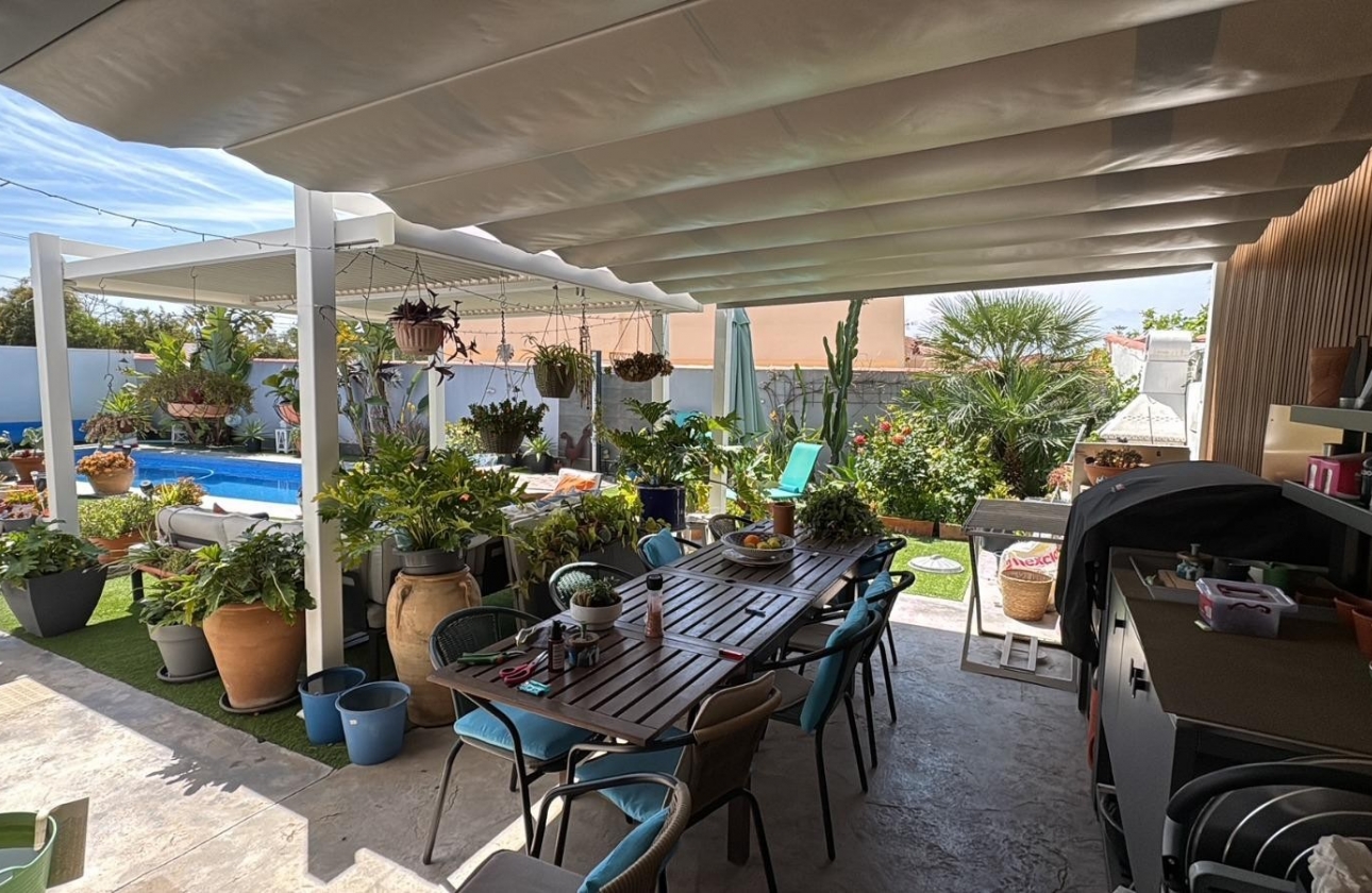 Resale - Villa - Torrevieja - La Siesta - El Salado -  Torreta