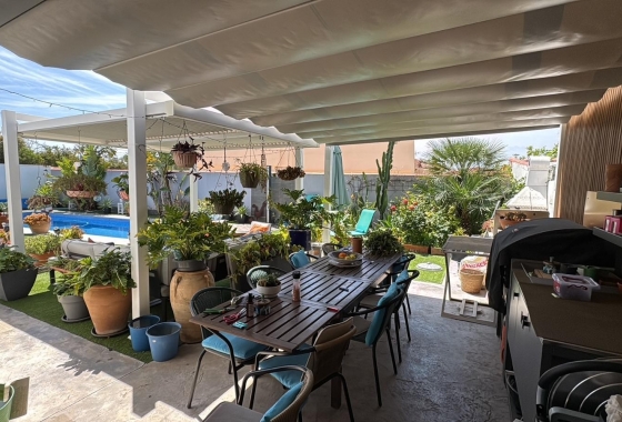 Resale - Villa - Torrevieja - La Siesta - El Salado -  Torreta