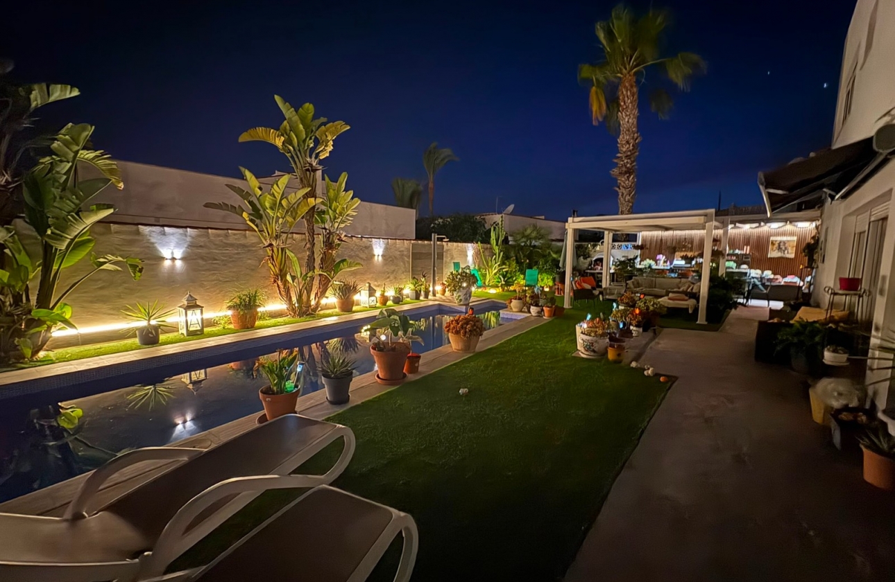 Resale - Villa - Torrevieja - La Siesta - El Salado -  Torreta