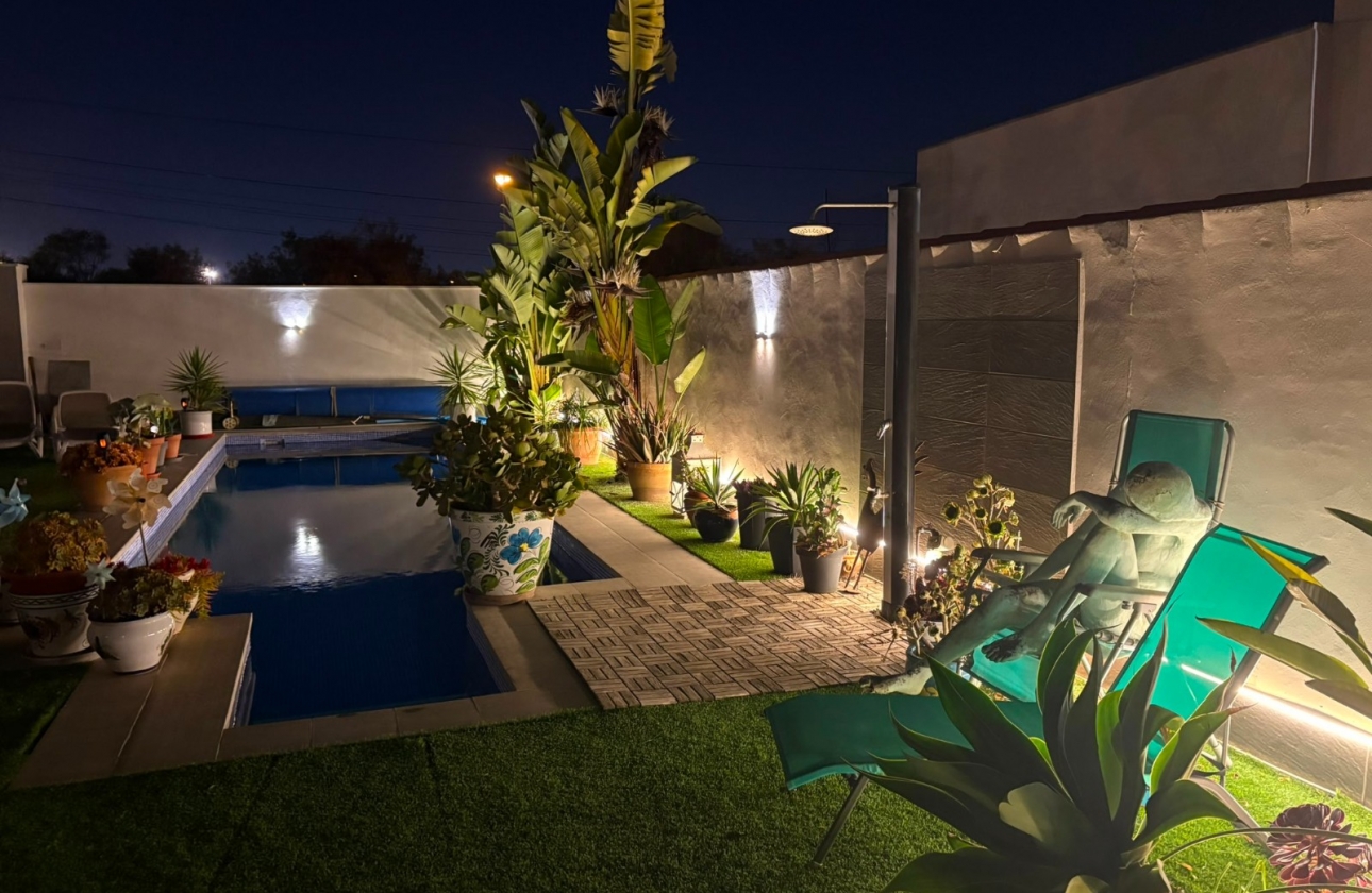 Resale - Villa - Torrevieja - La Siesta - El Salado -  Torreta