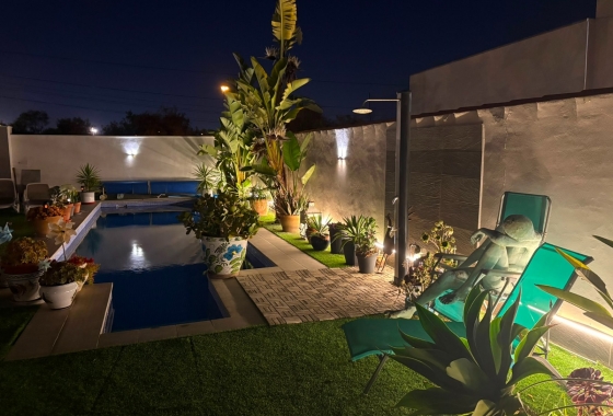 Resale - Villa - Torrevieja - La Siesta - El Salado -  Torreta