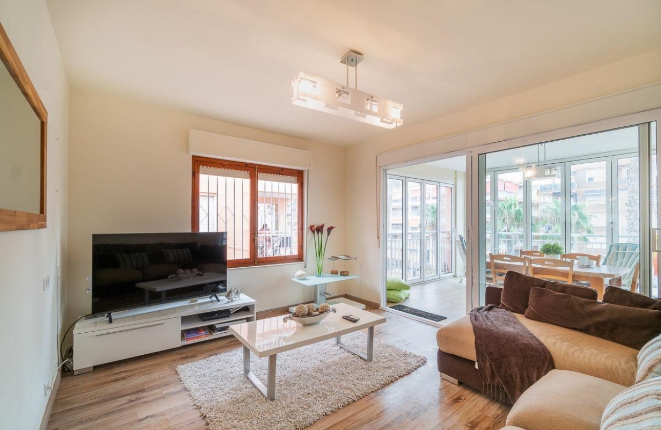 Resale - Apartment - Torrevieja - Playa De Los Naufragos