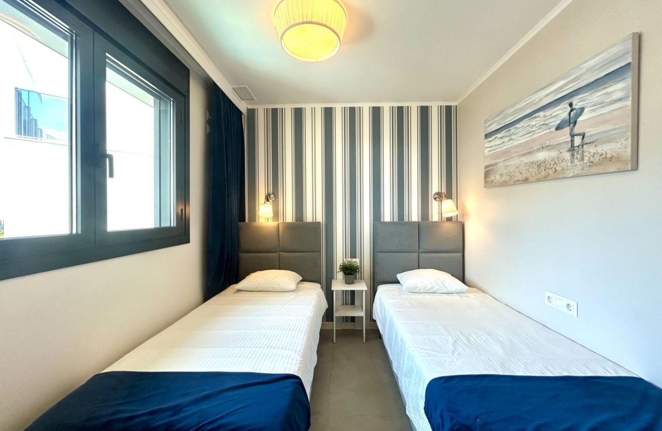 Resale - Apartment - Orihuela Costa - Campoamor