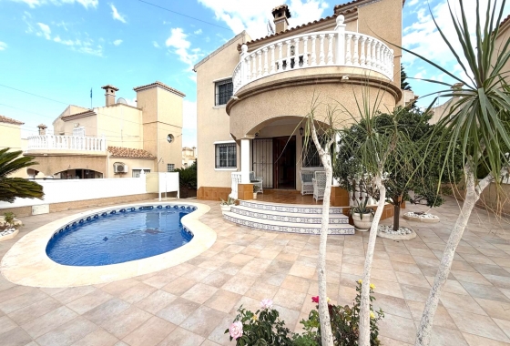 Resale - Villa - Orihuela Costa - Villamartín