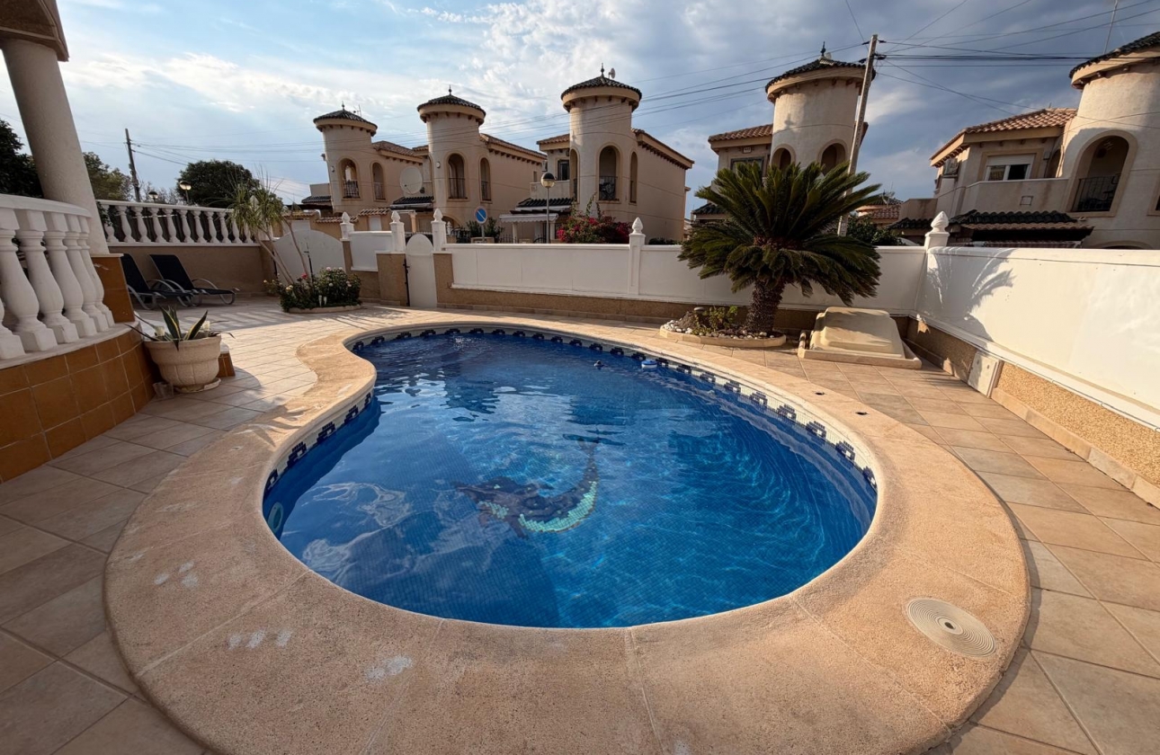 Resale - Villa - Orihuela Costa - Villamartín