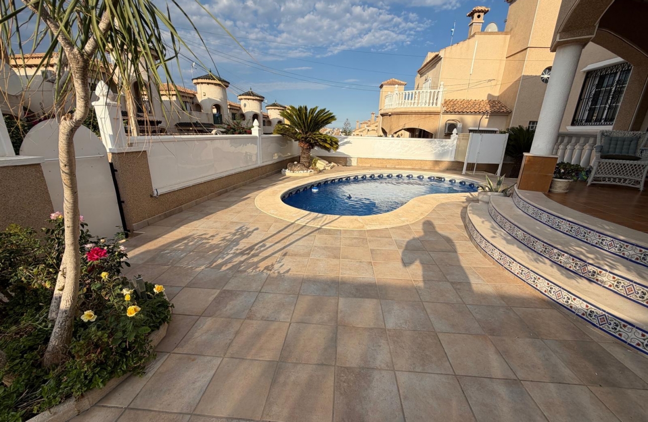 Resale - Villa - Orihuela Costa - Villamartín