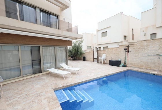 Resale - Villa - Orihuela Costa - Villamartín