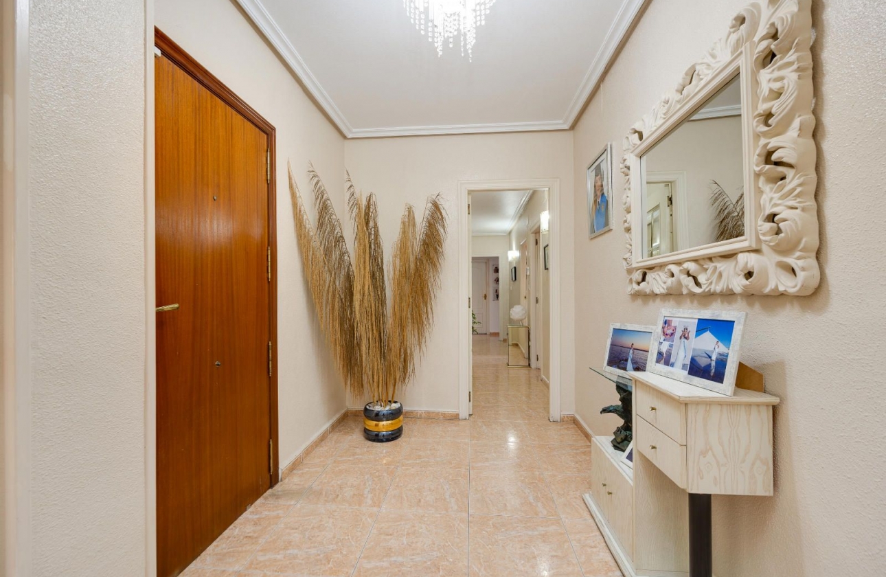 Resale - Apartment - Torrevieja - Centro - Muelle Pesquero