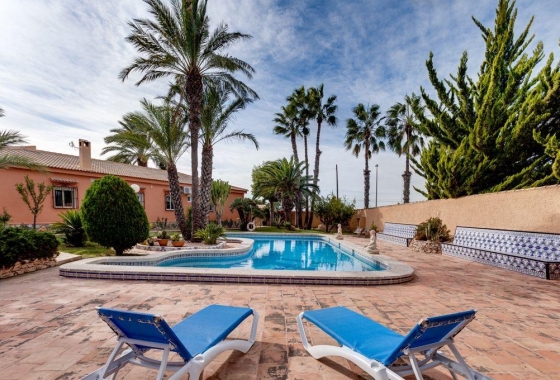 Resale - Villa - Torrevieja - La Siesta - El Salado -  Torreta