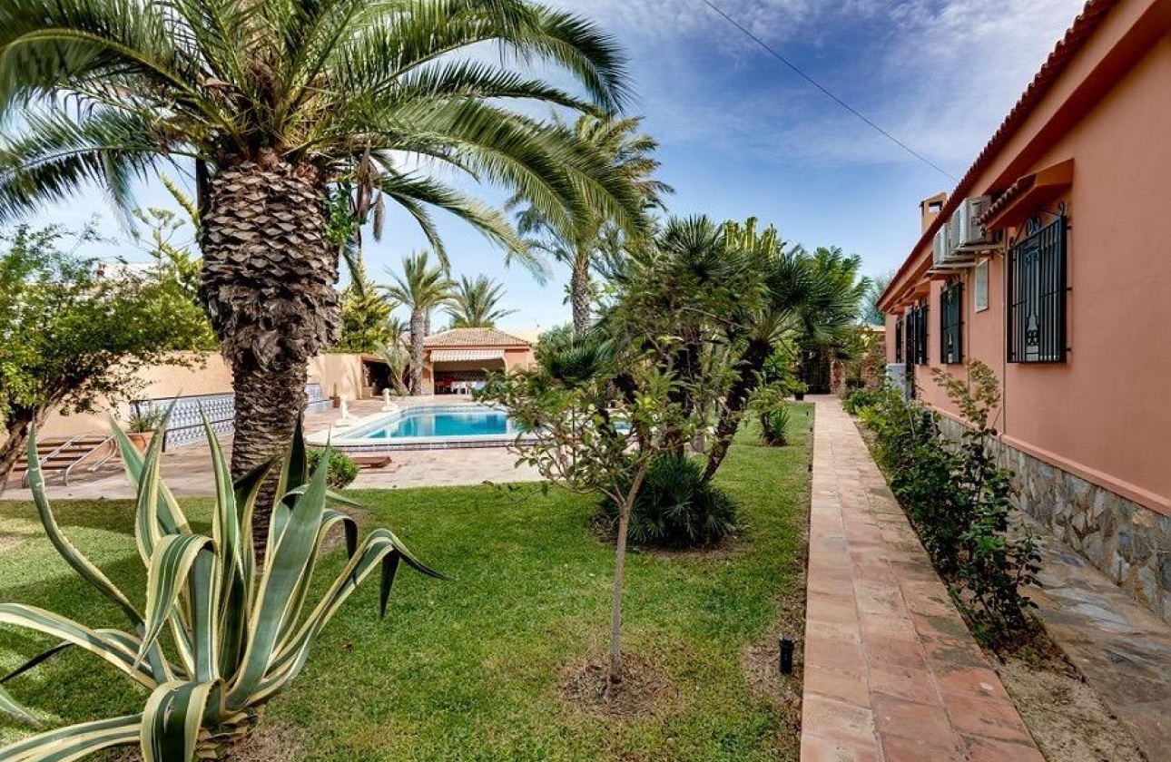 Resale - Villa - Torrevieja - La Siesta - El Salado -  Torreta