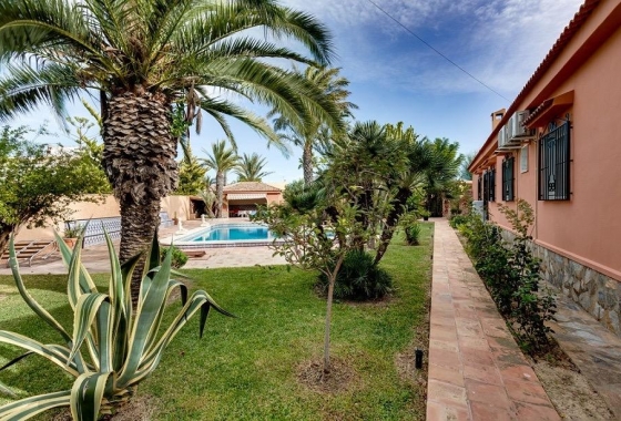 Resale - Villa - Torrevieja - La Siesta - El Salado -  Torreta
