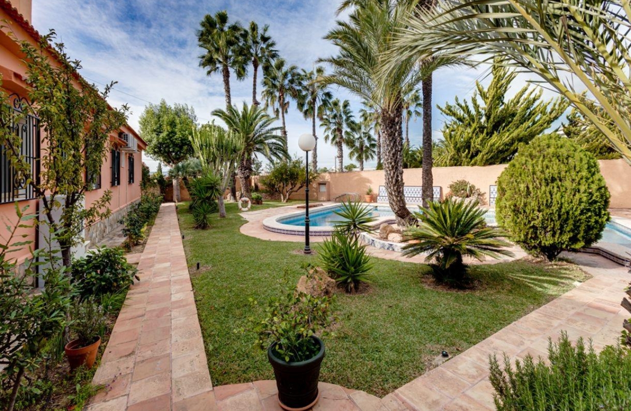 Resale - Villa - Torrevieja - La Siesta - El Salado -  Torreta