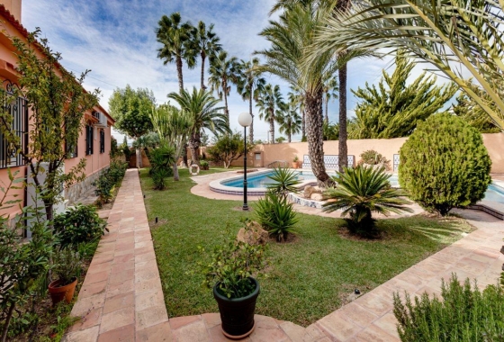 Resale - Villa - Torrevieja - La Siesta - El Salado -  Torreta
