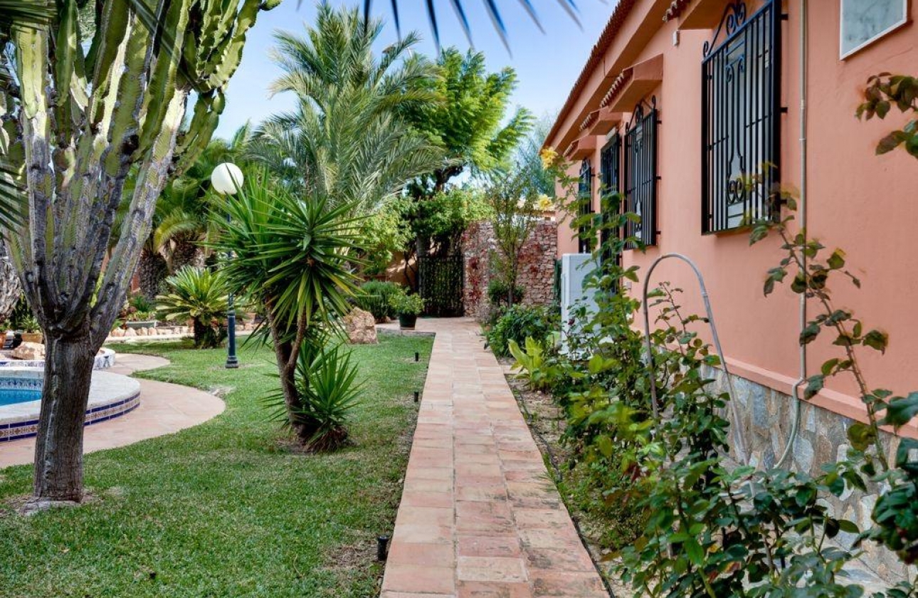 Resale - Villa - Torrevieja - La Siesta - El Salado -  Torreta