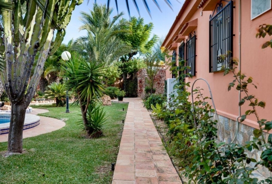 Resale - Villa - Torrevieja - La Siesta - El Salado -  Torreta