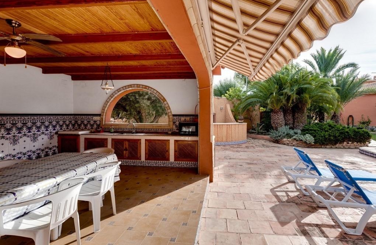 Resale - Villa - Torrevieja - La Siesta - El Salado -  Torreta