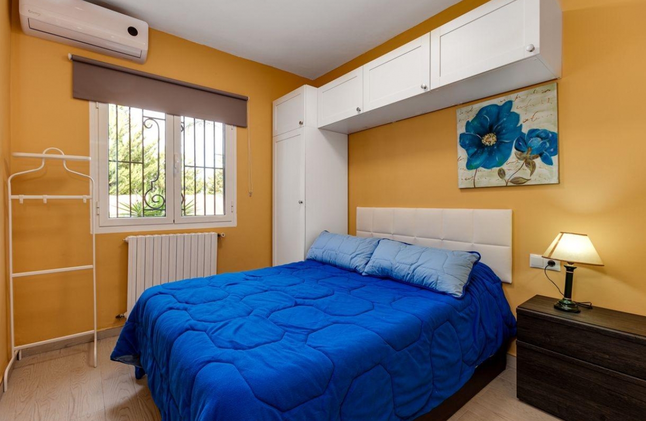 Resale - Villa - Torrevieja - La Siesta - El Salado -  Torreta