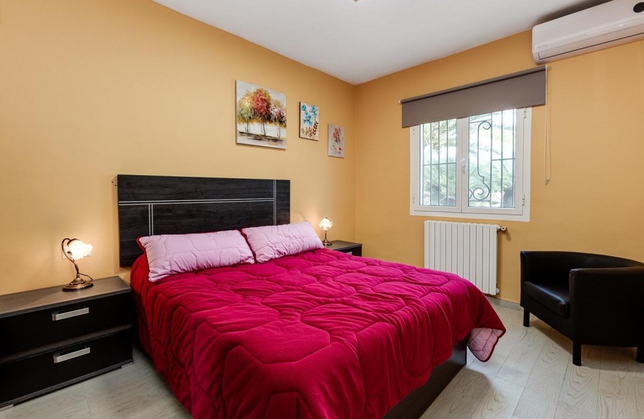 Resale - Villa - Torrevieja - La Siesta - El Salado -  Torreta