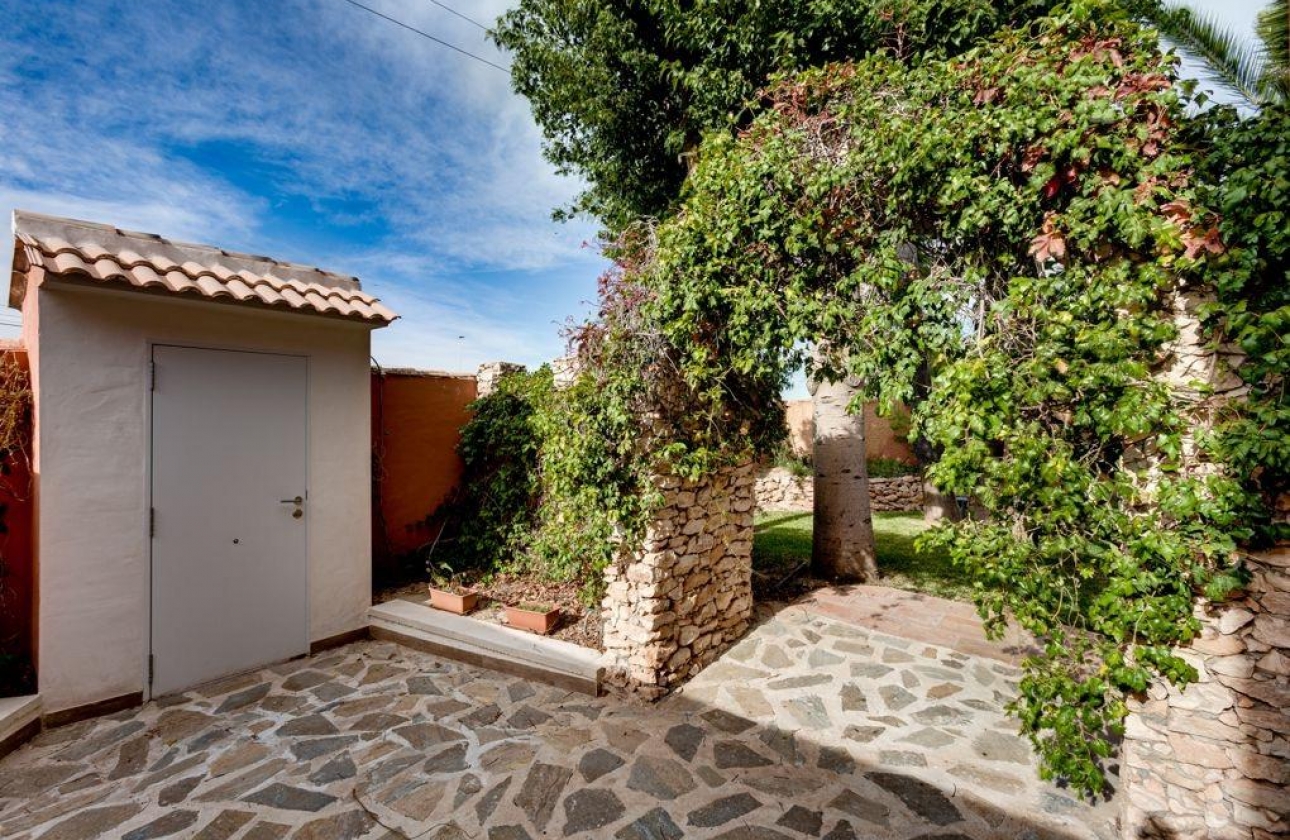 Resale - Villa - Torrevieja - La Siesta - El Salado -  Torreta