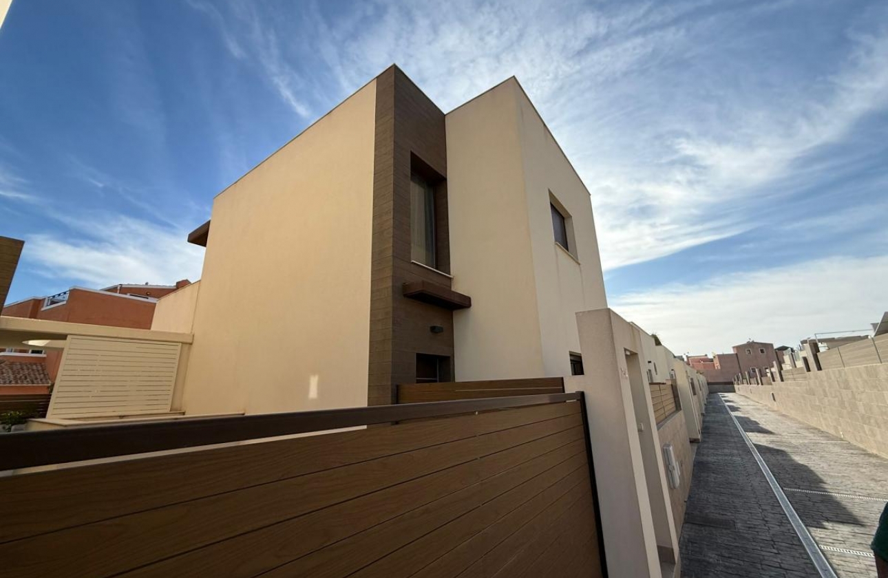 Resale - Villa - Los Montesinos